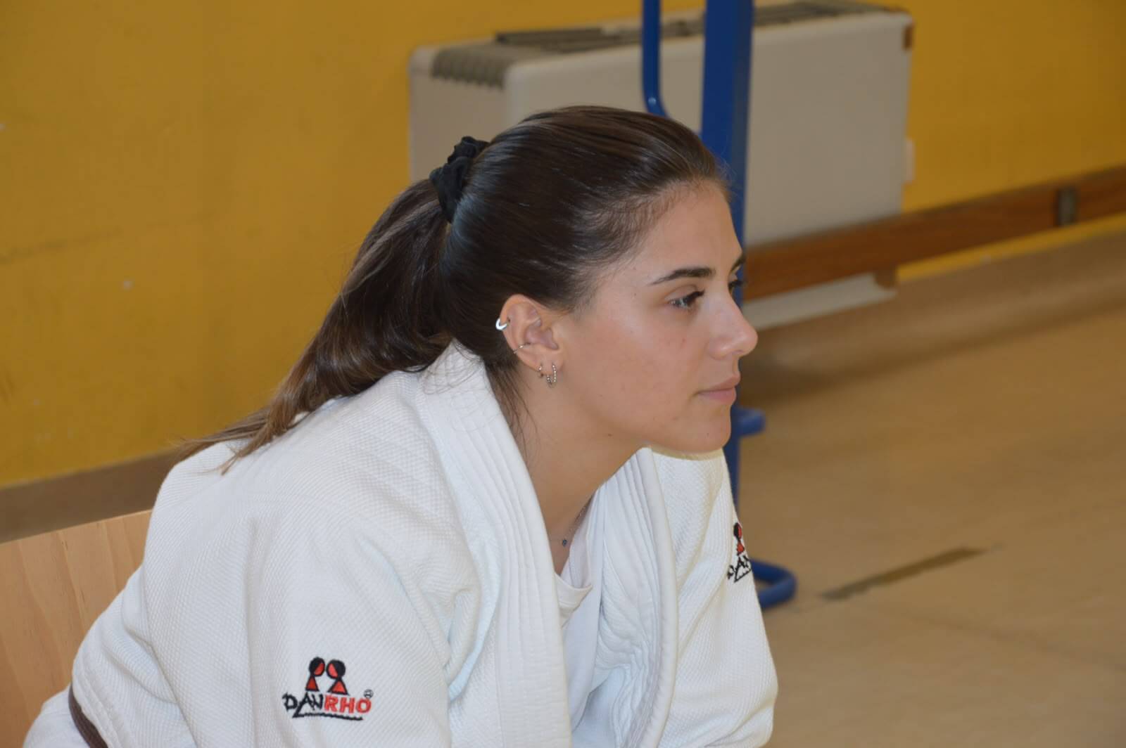 Foto di Camilla Carla Scalabrini 
        che sta seguendo con attenzionequalche agonista, e sembra anche soddisfatta